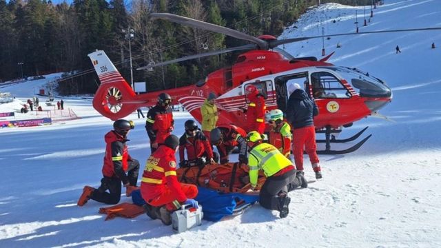 Accident grav pe pârtia Sorica din Azuga. Un bărbat s-a rănit grav la cap după ce a căzut la schi și i-a crăpat casca