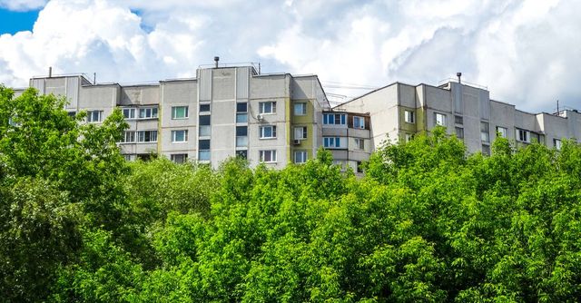 Kilökte a barátnőjét egy férfi a tizedikről Győrben