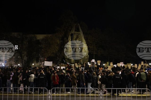 Жители на Варна излязоха на протест срещу проекта за държавен бюджет и с искане за оставка на управляващите