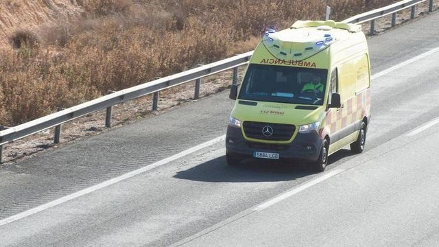 Muere un trabajador al caerle encima un barco en Murcia