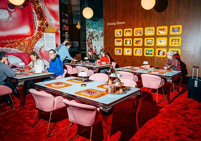 El legado del fotógrafo Martin Parr se aloja en un resort 'todo incluido'