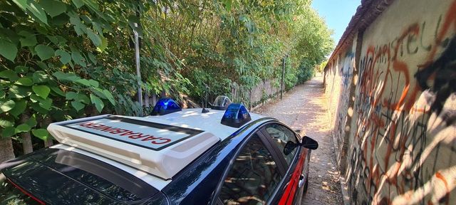 Tredicenne aggredita e colpita con le forbici da due coetanee in provincia di Mantova: è grave