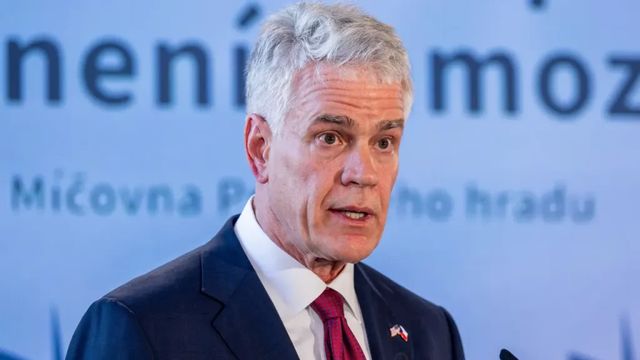 Česko riskuje. Americký velvyslanec varoval vládu kvůli škrtům v obraně
