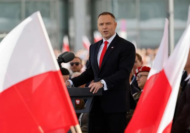 Nawrocki jura el cargo de presidente y promete «una Polonia soberana»