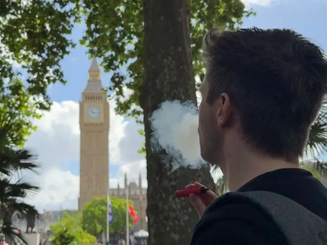 Marea Britanie va interzice pe viață fumatul pentru toate generațiile născute după anul 2009