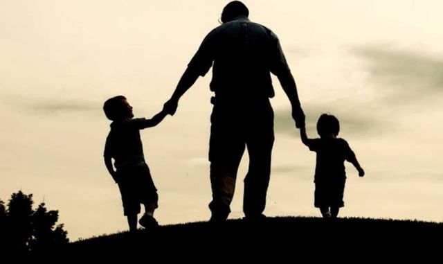 Tații cu gemeni vor beneficia de concediu extins și indemnizație paternală pentru fiecare copil