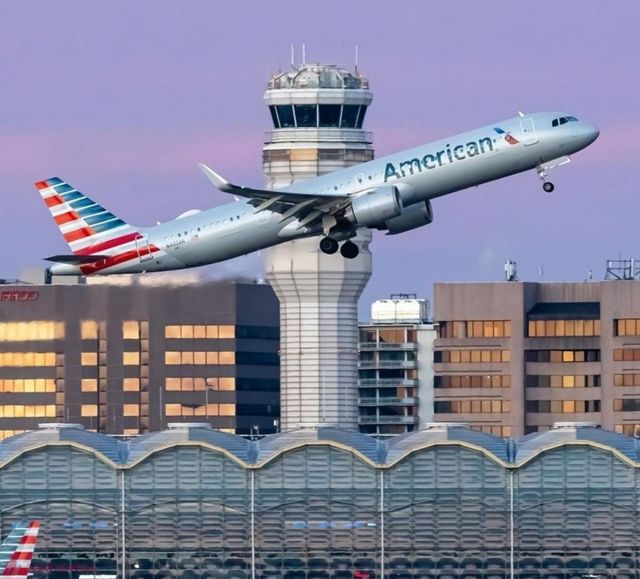 Un avion de pasageri cu 60 de persoane la bord s-a ciocnit cu un elicopter al armatei SUA în apropiere de Aeroportul Reagan