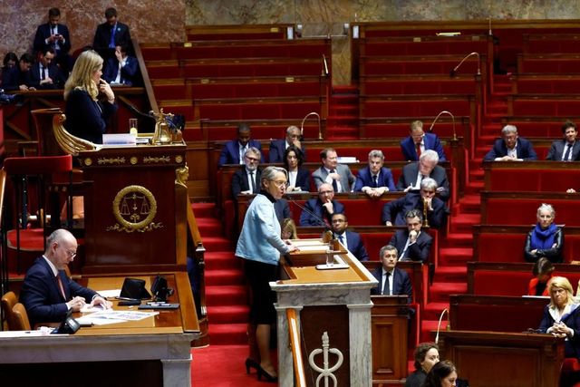 Francouzské opozici se v parlamentu nepodařilo svrhnout Macronovu vládu