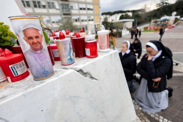 Il Papa, crisi asmatica e anemia, fatta una trasfusione