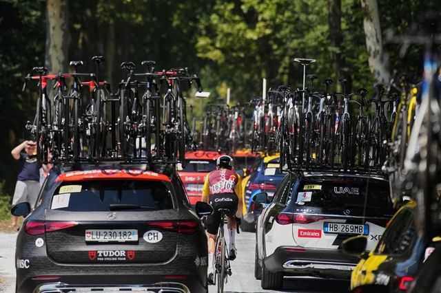 Málem mi vybuchl telefon, říká Vacek, když na Tour de France oblékl bílý dres