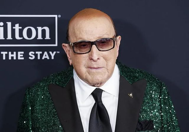 Muere a los 94 años Clive Davis, el visionario que descubrió a Whitney Houston