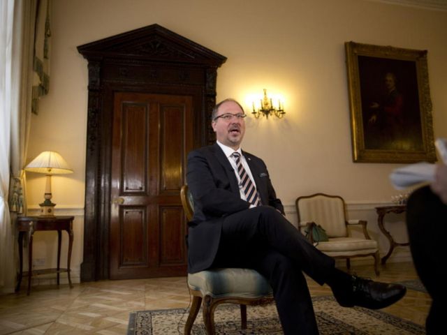 Ambasadorul polonez la Londra le cere polonezilor să ia în considerare serios revenirea în țară după Brexit