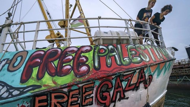Israel aborda un barco de la Flotilla de la Libertad a unos 100 kilómetros de Gaza