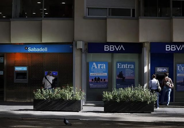 BBVA y Sabadell pasan página y aceleran la guerra comercial un mes después de la opa