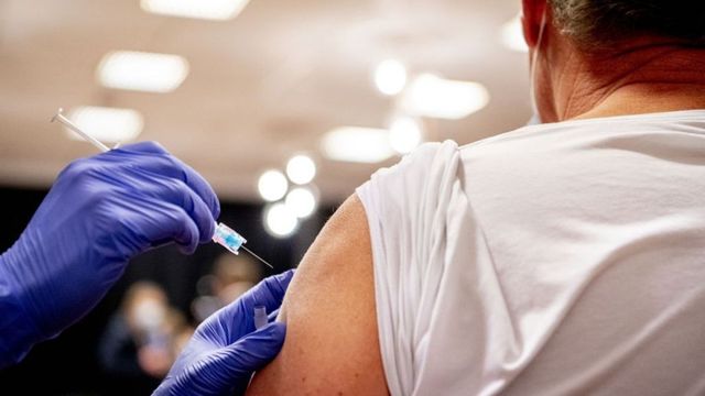Austria adoptă vaccinarea obligatorie a adulților, o premieră în Uniunea Europeană
