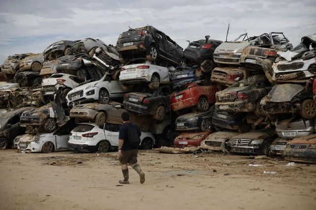 El reto de asumir 200.000 coches destrozados por la DANA: ¿reciclaje o desguace?