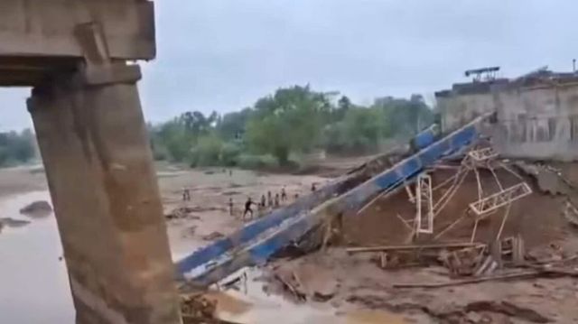 Girder of an under-construction bridge collapses in Jharkhand’s Giridih