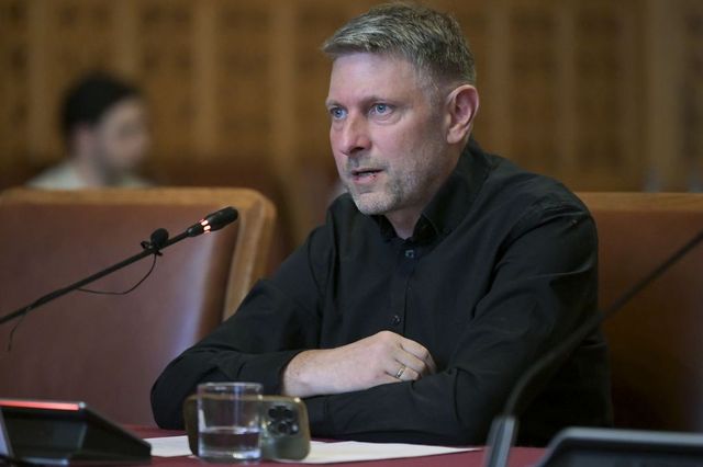 Náci karlendítés miatt volt őrizetben a Mi Hazánk jelöltje a közmédiát felügyelő testületbe