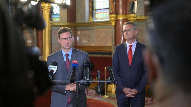 Tüntetést szervez az Alaptörvény módosítása ellen a Fidesz, Magyar Péter szerint ezen még Isztambulban is hangosan felnevettek