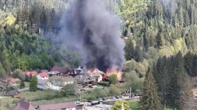 Incendiu lângă Mănăstirea Voroneț din Suceava! Pompierii se tem că focul se poate extinde
