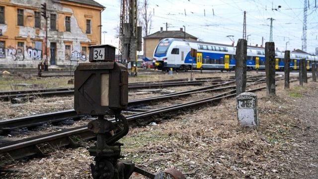 Évente százmilliós kárt okoznak a rongálók a MÁV és a Volán járatain