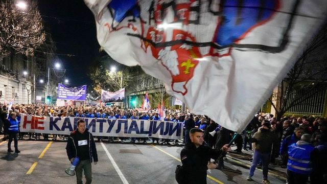 Szerbiában több ezren tüntettek a Szerbia és Koszovó közötti megállapodás ellen
