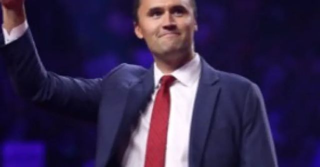 Trumpův podporovatel a konzervativní aktivista Charlie Kirk byl postřelen na univerzitě v Utahu