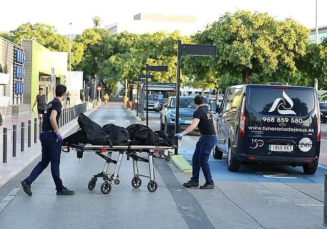 Un hombre mata a su mujer en un centro comercial de Murcia y logra huir