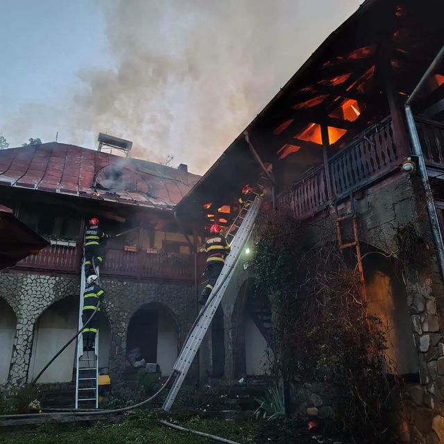 Incendiu puternic la Mănăstirea Bisericani din Neamț. Un bărbat, găsit mort de pompieri
