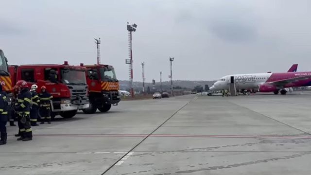 Aterizare de urgență la Cluj după ce un avion a lovit un stol de păsări. Aeronava decolase din Brașov, cu destinația Londra