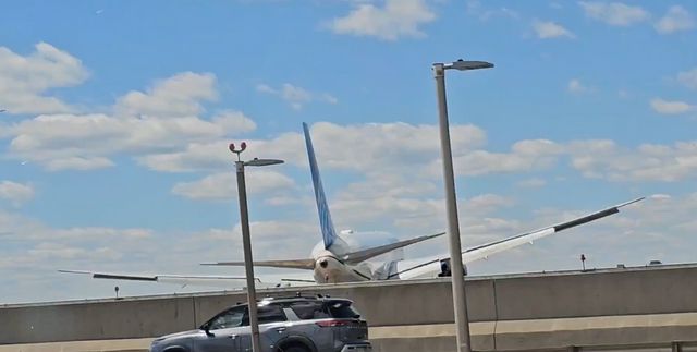 Momentul în care un avion Boeing 767 a lovit un camion și un stâlp de iluminat înainte de aterizarea pe aeroportul Newark