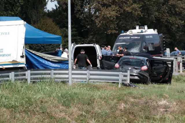 Padova, uomo trovato morto in un’auto con le mani legate | La vettura ripescata in un fiume