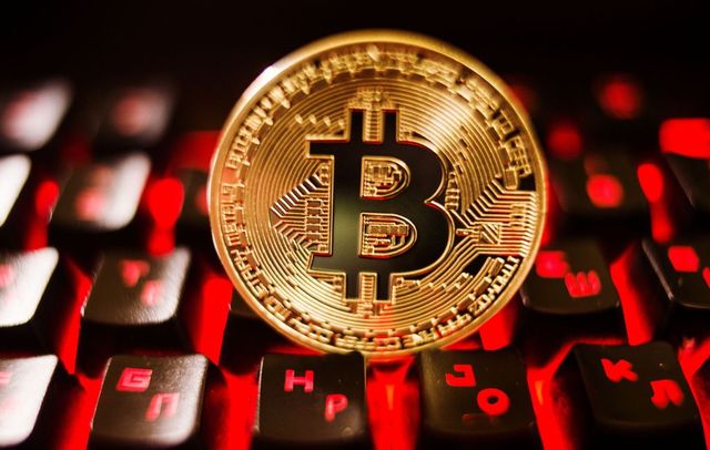 Bitcoin și Ethereum scad după o săptămână în care au revenit la maximele anterioare