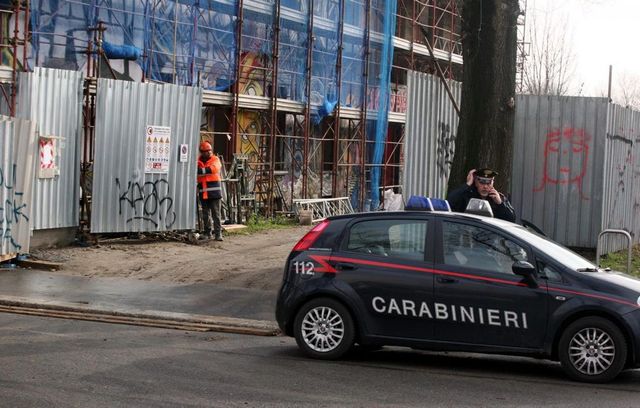 Schiacciato da un cancello, muore vigilante di 26 anni