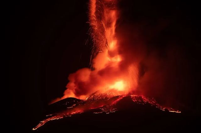 Aeroport închis în Italia după erupția vulcanului Etna