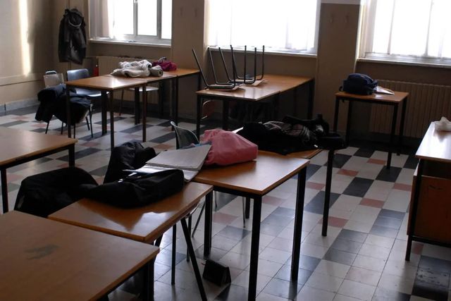 Una 12enne ferisce una coetanea con delle forbici in una scuola del Pisano