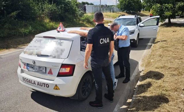 Un instructor auto din Orhei, cercetat de CNA și procurori într-un dosar de trafic de influență
