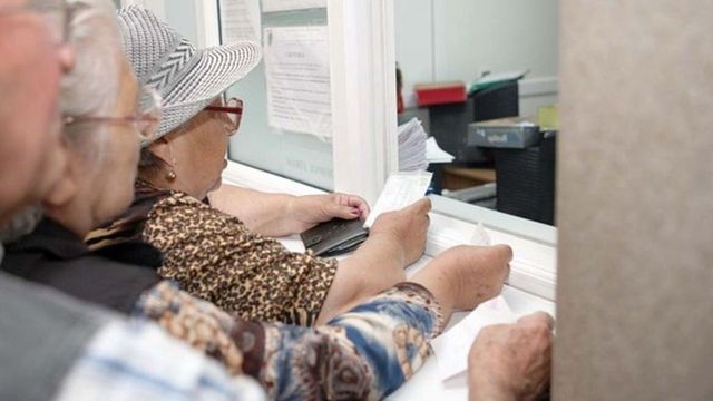 De astăzi, vârsta de pensionare pentru femei a fost majorată cu șase luni