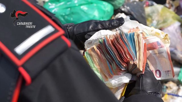 Trieste, getta per sbaglio 7mila euro tra i rifiuti: li ritrovano i carabinieri