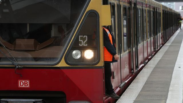 Влак блъсна мъж на гара в Германия, взирал се в телефона си