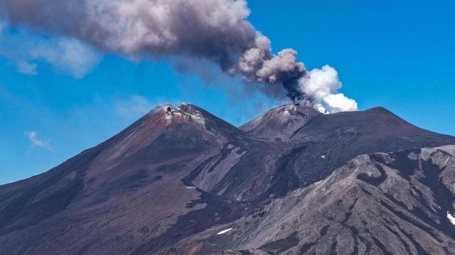 Etna in attività, l’aeroporto di Catania mantiene l’interruzione dei voli