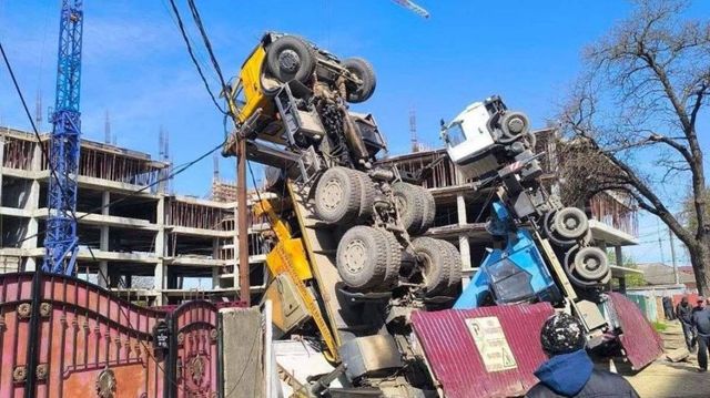 Incident pe un șantier de construcții din Cahul: două macarale s-au răsturnat cu roțile în sus VIDEO