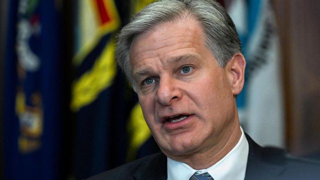 Fbi, si dimette il capo Chris Wray: Trump nominerà il fedelissimo Kash Patel al suo posto