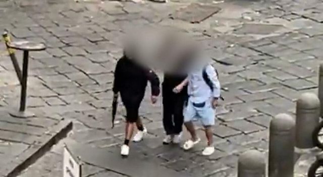 Napoli, uomo armato tra la folla a Montesanto