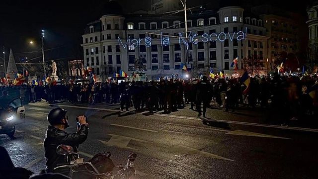Momentul în care un motociclist a afișat un mesaj care a stârnit revolta manifestanților AUR