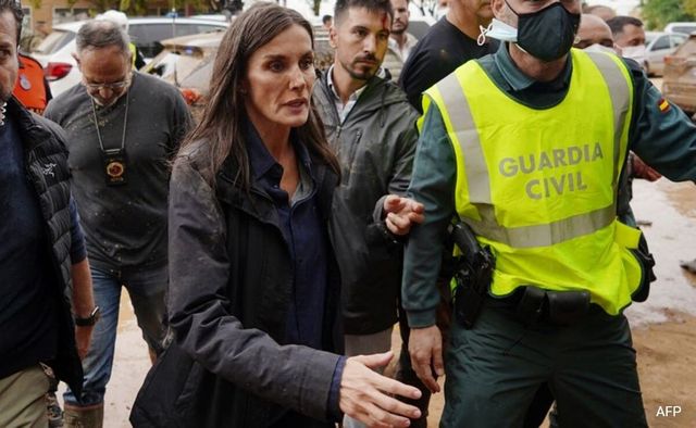 Mud Hits Spanish King, Queen In Face As Crowd Protests Flood Crisis