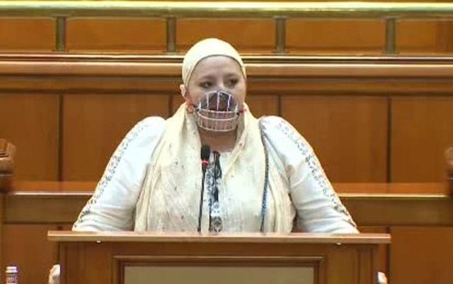 Diana Șoșoacă a intrat în atenția presei din Italia, după ce a apărut cu botniță în Parlament. Senatoarea, asemănată cu Hannibal Lecter