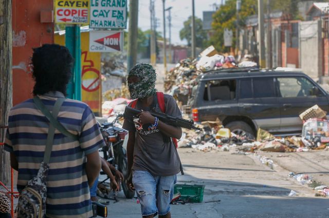 САЩ започнаха да евакуират свои граждани от Хаити с хеликоптери - Труд