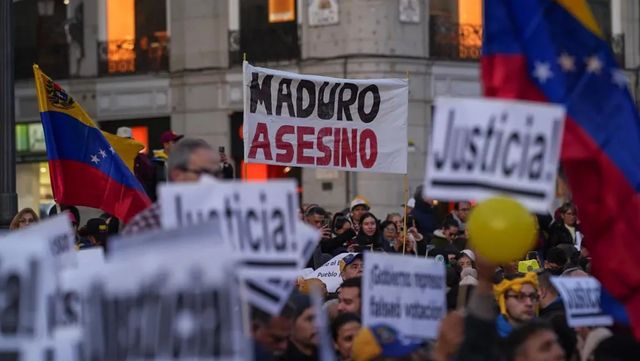 Multitudinaria concentración de apoyo a la oposición venezolana en Madrid