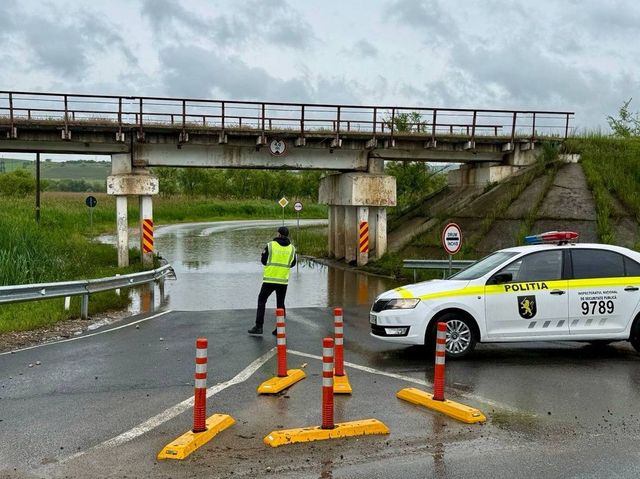 Circulația rutieră este blocată în zona podului Negrești din raionul Strășeni